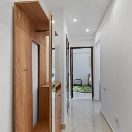 Central Studio Emerald Apartment