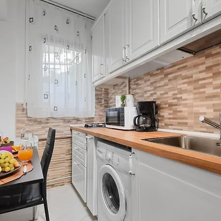 Central Studio Emerald Apartment